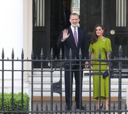Sus Majestades los Reyes saludan a su llegada a Londres, donde asistirán a los actos con motivo de la Coronación de Su Majestad el Rey Carlos III del 